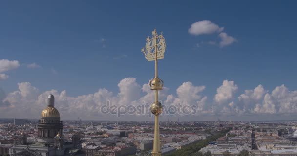 Partie supérieure avec horloge de la tour du bâtiment de l'Amirauté timelapse à Saint-Pétersbourg, Russie. Vue rapprochée avec ciel nuageux bleu — Video