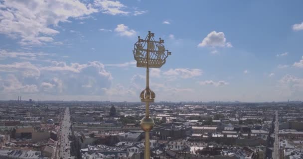 Övre delen med klocka av stå hög av amiralitetet bygga timelapse i St. Petersburg, Ryssland. På nära håll med blå mulen himmel — Stockvideo