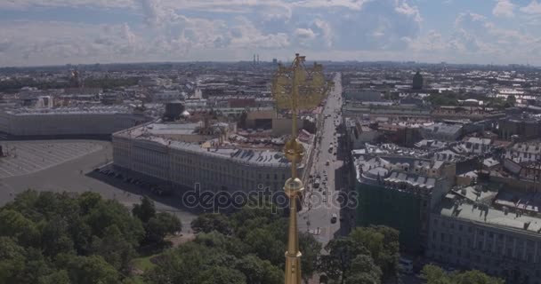 Parte superior con reloj de la torre del edificio del Almirantazgo timelapse en San Petersburgo, Rusia. Vista de cerca con cielo azul nublado — Vídeos de Stock