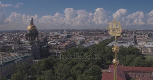 Partie supérieure avec horloge de la tour du bâtiment de l'Amirauté timelapse à Saint-Pétersbourg, Russie. Vue rapprochée avec ciel nuageux bleu — Video