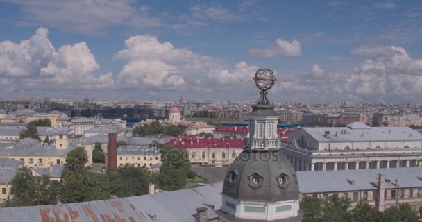 St Petersburg, Ryssland den Kunstkammer byggnad och ett fartyg på floden Neva i sommar — Stockvideo