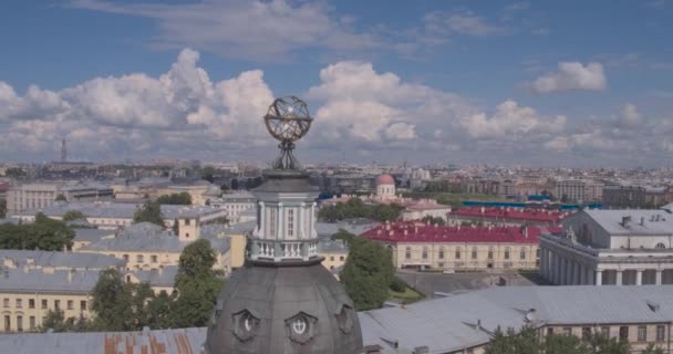 St Petersburg, Ryssland den Kunstkammer byggnad och ett fartyg på floden Neva i sommar — Stockvideo