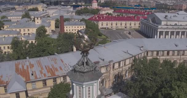St Petersburg, Rusya Kunstkammer bina ve yaz aylarında Neva nehrinde bir gemi — Stok video