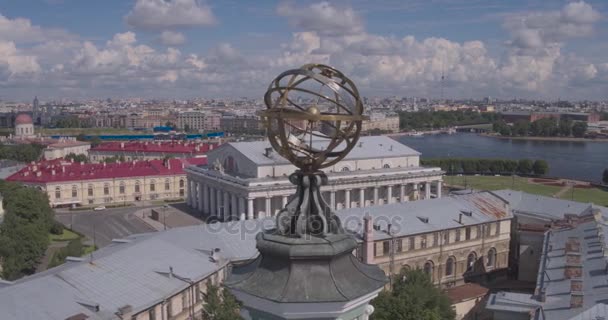 St Petersburg, Rusko The Kunstkammer budov a lodí na řece Něvě, v létě — Stock video