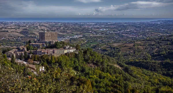 海を見下ろす丘の上に建てられた中世の城 — ストック写真