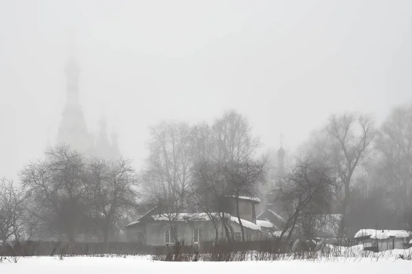 Neblige Landschaft. Kirche des hl. Georges in der Stadt Dolgoprudnyi. Russland. — Stockfoto