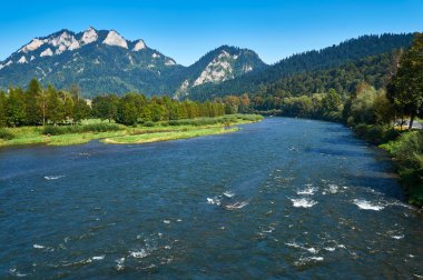 Dunajec nehir ve Trzy Korony - güzel panoramik görüntülemek güneşli Eylül günü Pieniny Milli Parkı içinde İngilizce: üç kron, Polonya