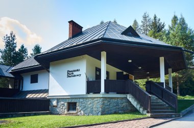 Pieniny Milli Parkı'nda, Sromowce Nizne içinde güneşli Eylül günü Polonya, Bina Yönetim