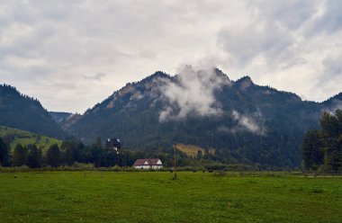 Pieniny Milli Parkı, Polonya Eylül gün yağmurlu ve sisli güzel panoramik görünüm