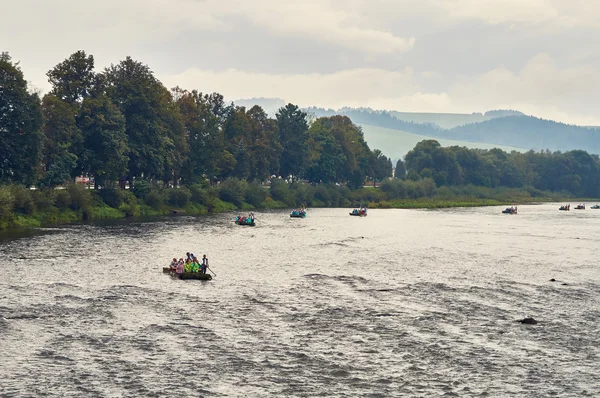 Hermosa vista panorámica del río Dunajec con balsas de rafting y el Parque Nacional Pieniny, Polonia, en el lluvioso día de septiembre brumoso —  Fotos de Stock