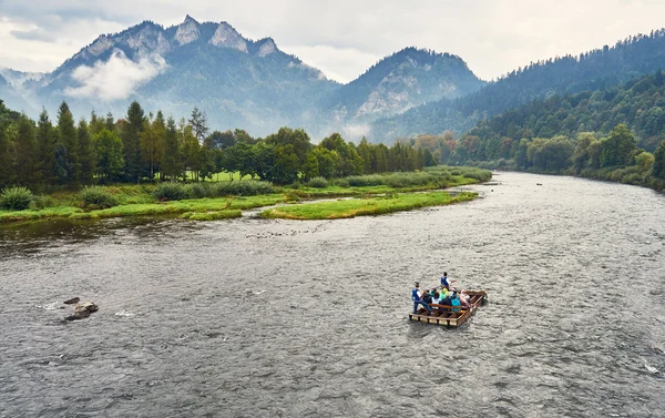 Rafts'ı ve Pieniny Milli Parkı, Polonya, yağmurlu sisli Eylül günde rafting ile Dunajec Nehri'nin güzel panoramik görünüm