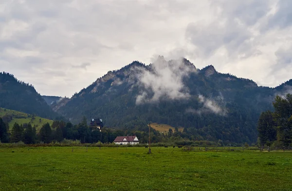 Pieniny Milli Parkı, Polonya Eylül gün yağmurlu ve sisli güzel panoramik görünüm