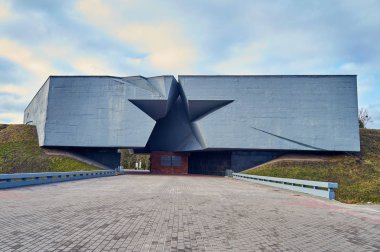 Brest, Belarus - 28 Aralık 2016: Ana giriş oyulmuş beş köşeli yıldız için Savaş Anıtı karmaşık Brest-kahraman-kale .