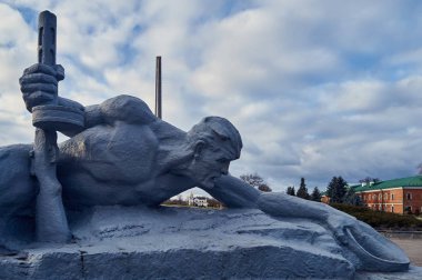 Brest, Belarus - 28 Aralık 2016: Heykel susuzluk içinde Savaş Anıtı karmaşık Brest kahraman-kale