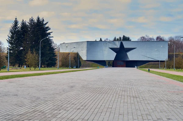 Brest, Bielorrússia - 28 de dezembro de 2016: A entrada principal com a estrela de cinco pontas esculpida para o Complexo Memorial de Guerra Brest-Herói-Fortaleza  . — Fotografia de Stock