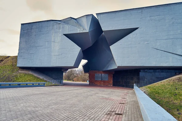 Brest, Bielorrusia - 28 de diciembre de 2016: La entrada principal con una estrella tallada de cinco puntas al complejo War Memorial Brest-Hero-Fortress  . — Foto de Stock