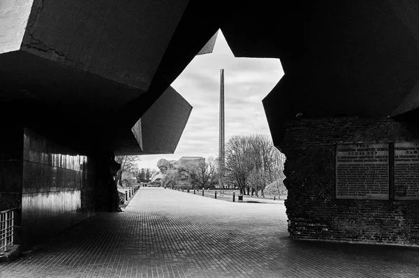 Brest, Bielorrússia - 28 de dezembro de 2016: A entrada principal com a estrela de cinco pontas esculpida para o Complexo Memorial de Guerra Brest-Herói-Fortaleza, preto-branco . — Fotografia de Stock