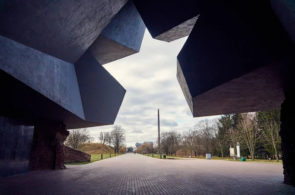 Brest, Bielorrússia - 28 de dezembro de 2016: A entrada principal com a estrela de cinco pontas esculpida para o Complexo Memorial de Guerra Brest-Herói-Fortaleza  . — Fotografia de Stock