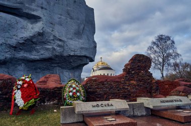 Brest, Belarus - 28 Aralık 2016: Ana giriş oyulmuş beş köşeli yıldız için Savaş Anıtı karmaşık Brest-kahraman-kale .