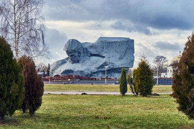 Brest, Belarus - 28 Aralık 2016: Ana giriş oyulmuş beş köşeli yıldız için Savaş Anıtı karmaşık Brest-kahraman-kale .