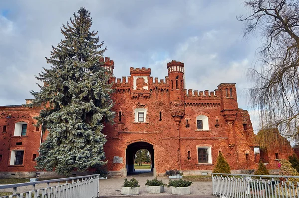 Βρέστη, Λευκορωσία - 28 Δεκεμβρίου 2016: Η πύλη Kholm σε Μνημείο Πολέμου συγκρότημα «ήρωας-Φρούριο Μπρεστ" — Φωτογραφία Αρχείου