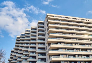 Bir modern çok katlı konut Varşova binanın cephe