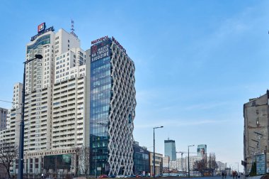 Varşova, Polonya - 05 Şubat 2017: Prosta kule ofis binası neomodern ofis binası, zerafet ve işlevsellik, Varşova en prestijli ofis konumda birleştirir.