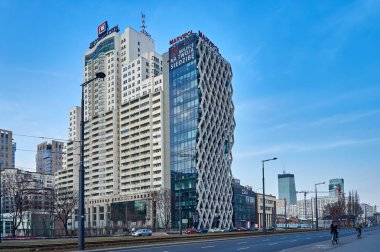 Varşova, Polonya - 05 Şubat 2017: Prosta kule ofis binası neomodern ofis binası, zerafet ve işlevsellik, Varşova en prestijli ofis konumda birleştirir.