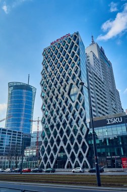 Varşova, Polonya - 05 Şubat 2017: Prosta kule ofis binası neomodern ofis binası, zerafet ve işlevsellik, Varşova en prestijli ofis konumda birleştirir.