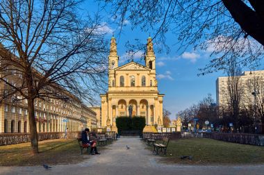 Warsaw, Polonya - 05 Şubat 2017: Saint Andrew, bucak havari Mirow - Roma Katolik bucak Varşova şehir merkezi deanery üzerinde