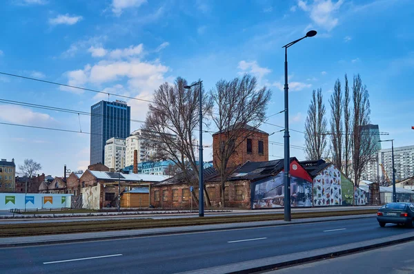 Varsovia, Polonia - 05 de marzo de 2017: Vista de Varsovia en primavera - edificios antiguos y nuevos — Foto de Stock