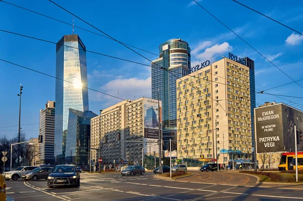 Varsovia, Polonia - 05 de marzo de 2017: Q22 es un edificio de oficinas de nueva construcción, combina elegancia y funcionalidad, en la ubicación de oficinas más prestigiosa de Varsovia . — Foto de Stock