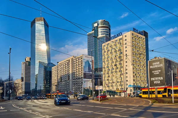 Varsovia, Polonia - 05 de marzo de 2017: Q22 es un edificio de oficinas de nueva construcción, combina elegancia y funcionalidad, en la ubicación de oficinas más prestigiosa de Varsovia . — Foto de Stock