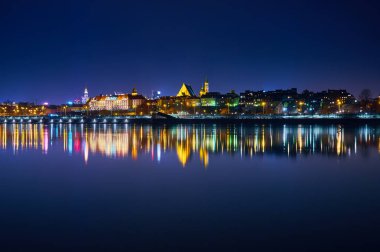 Varşova, Polonya - 21 Mart 2017: Harika panoramik gece görünümü eski Varşova şehir dan Vistula Nehri'nin sağ ve Merkez