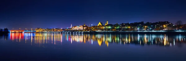 Warsaw, Poland - March 21, 2017: Great panoramic night view of the center and the Old City of Warsaw from the right bank of the Vistula River — Stock Photo, Image