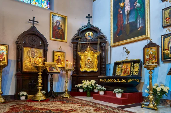 Warszawa, Polen - 16 April, 2017:Interior i St John Climacuss ortodoxa kyrkan under heliga påsken, Warszawa, Polen. — Stockfoto