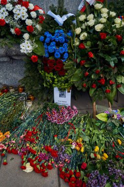 Varşova, Polonya - 09 Mayıs 2017: Sovyet askeri mezarlıkta Zafer Bayramı - 1945 yılında Nazi Almanyası'nın teslim olmak imza yıldönümü