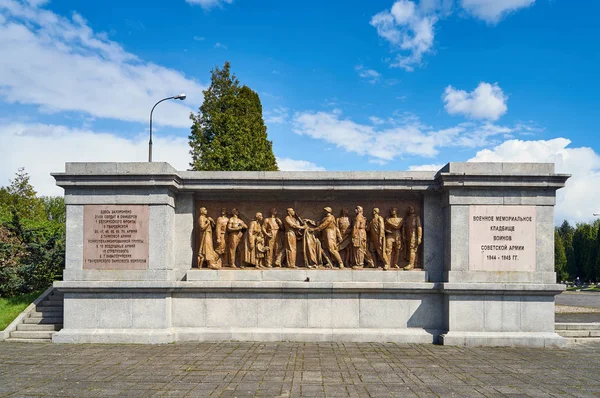 Варшава - 09 травня 2017: Радянського військового кладовищі в день перемоги - річниці підписання капітуляції нацистською Німеччиною в 1945 — стокове фото