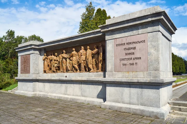 Varsavia, Polonia - 09 maggio 2017: Cimitero militare sovietico nel giorno della vittoria - anniversario della firma della resa della Germania nazista nel 1945 — Foto Stock