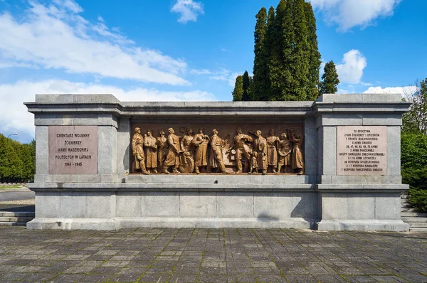 Varsavia, Polonia - 09 maggio 2017: Cimitero militare sovietico nel giorno della vittoria - anniversario della firma della resa della Germania nazista nel 1945 — Foto Stock