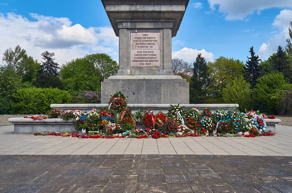 Варшава - 09 травня 2017: Радянського військового кладовищі в день перемоги - річниці підписання капітуляції нацистською Німеччиною в 1945 — стокове фото