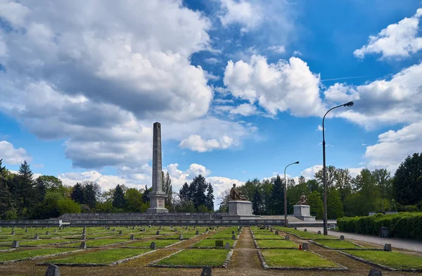 Warsaw, Poland - May 09, 2017: Soviet Military Cemetery in Victory Day - The anniversary of the signing of Nazi Germany's surrender in 1945 — Stock Photo, Image