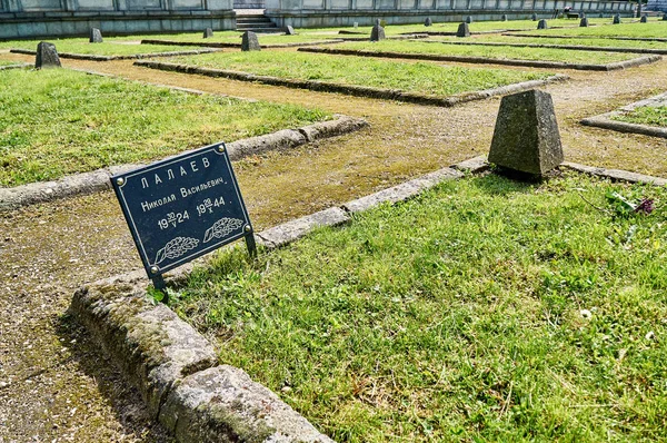 Varsavia, Polonia - 09 maggio 2017: Cimitero militare sovietico nel giorno della vittoria - anniversario della firma della resa della Germania nazista nel 1945 — Foto Stock