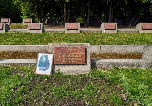 Varšava, Polsko - 09 května 2017: Sovětský vojenský hřbitov v den vítězství - výročí podepsání kapitulace nacistického Německa v roce 1945 — Stock fotografie