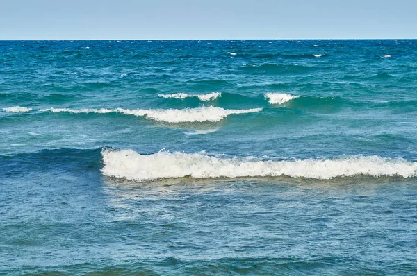 Surf y olas en la orilla arenosa del Mar Negro en un día soleado de verano, Bulgaria, Primorsko — Foto de Stock