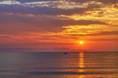 Karadeniz kıyısında gündoğumu yaz sıcak gün, Bulgaristan, Primorsko