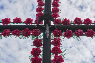 Plastik yapay çiçekler, Biale, Polonya bir haç şeklinde road yakınındaki geleneksel Katolik cachapel