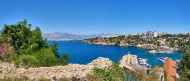 Antalya, Türkiye - 21 Mayıs 2017: Panoramik eski Marina - en popüler turistik yer, rahat kafe, lüks restoranlar, yeşil park ve yerler