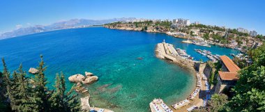 Antalya, Türkiye - 21 Mayıs 2017: Panoramik eski Marina - en popüler turistik yer, rahat kafe, lüks restoranlar, yeşil park ve yerler