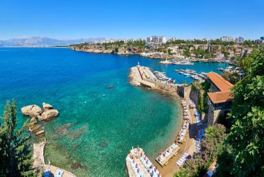 Antalya, Türkiye - 21 Mayıs 2017: Panoramik eski Marina - en popüler turistik yer, rahat kafe, lüks restoranlar, yeşil park ve yerler